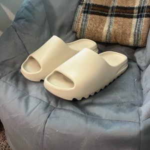 OG 2018/2019 Yeezy Adidas Slide “Bone” Size US11